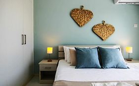 Phaedrus Living: City View Fountain Court 113